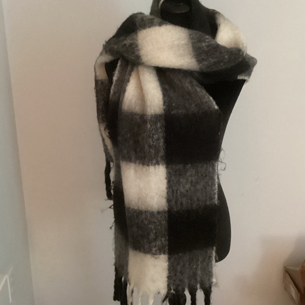 EUC Thick cozy blanket scarf
